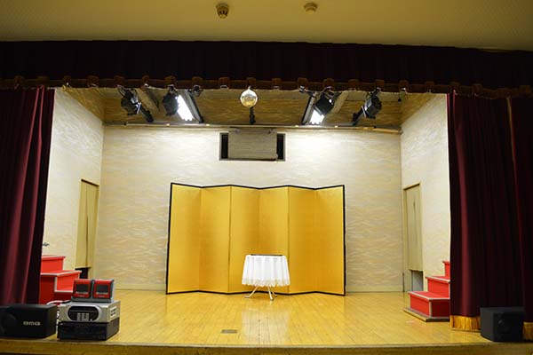 大部屋にはステージも完備しておりますので、お披露目会やお稽古事のご利用にもどうぞ。