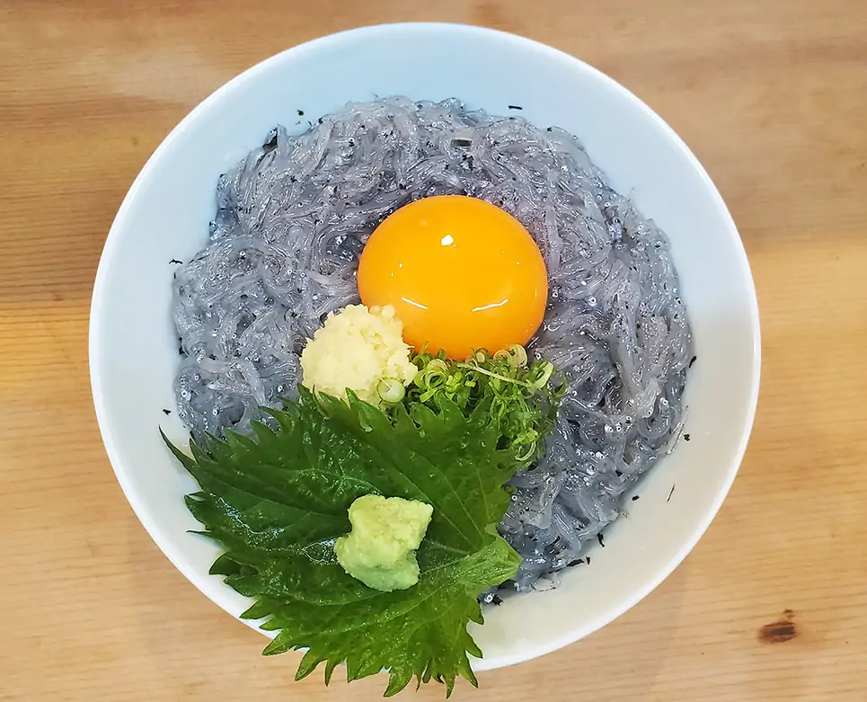 期間限定！生しらす丼販売中！